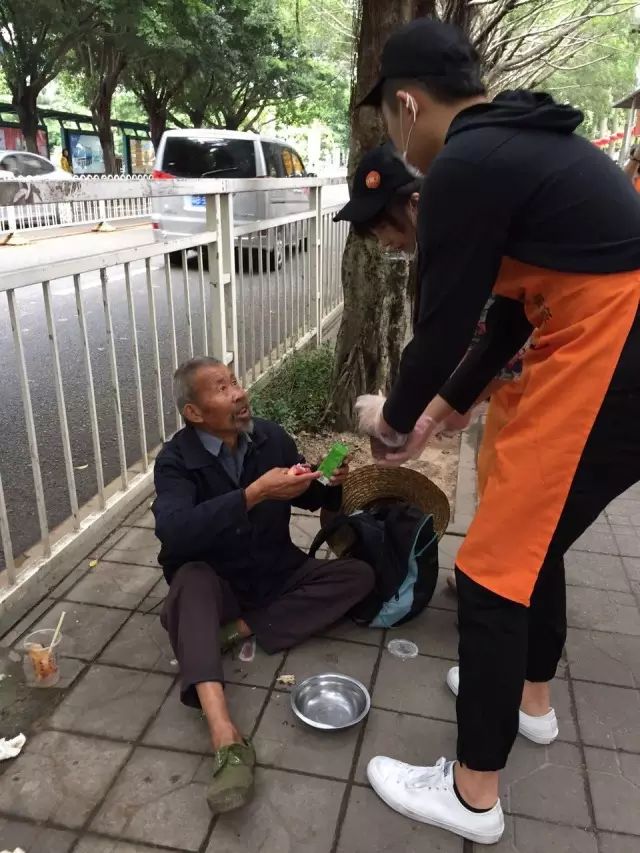 送爱心粥义工活动