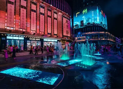 Enjoying Ledman 1,200 m2 8K UHD Glasses-free 3D Curved Screen on Beijing Road