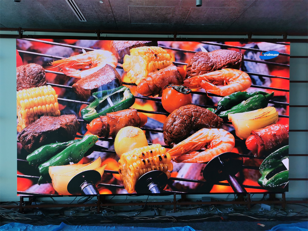 Double conference room with double-linked screen | Ledman make its COB debut in Japan game company